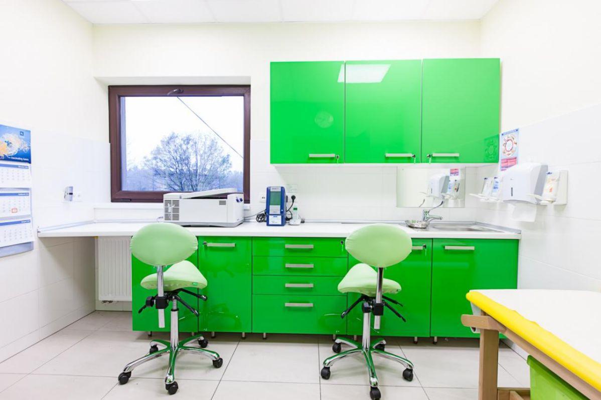 Gabinet lekarski z zielonymi meblami