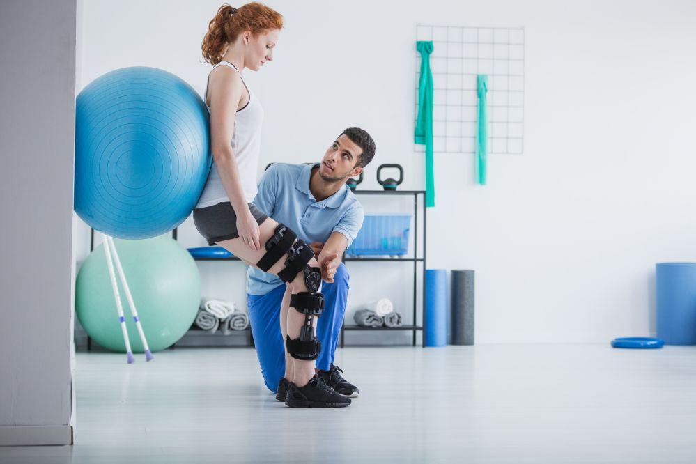 Pani z protezą na nodze podczas sesji rehabilitacyjnej